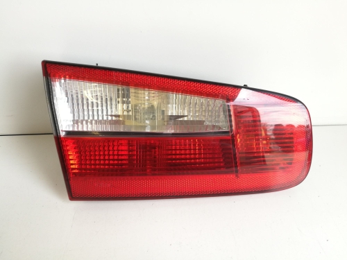 LAMPA TYLNA LEWA W KLAPĘ RENAULT LAGUNA II HB